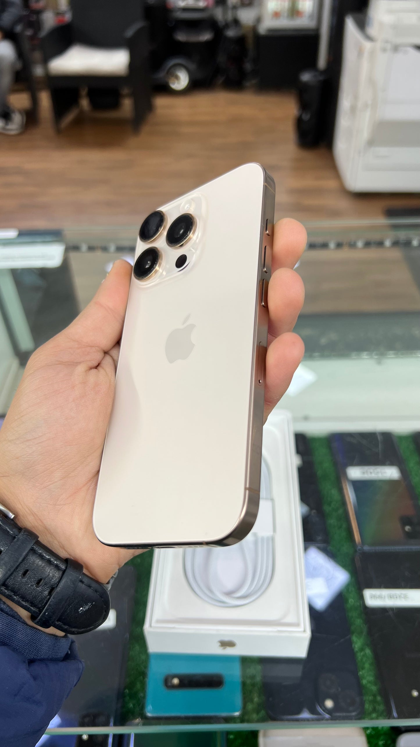 Apple iPhone 16 Pro 128Gb (Neuwertig)